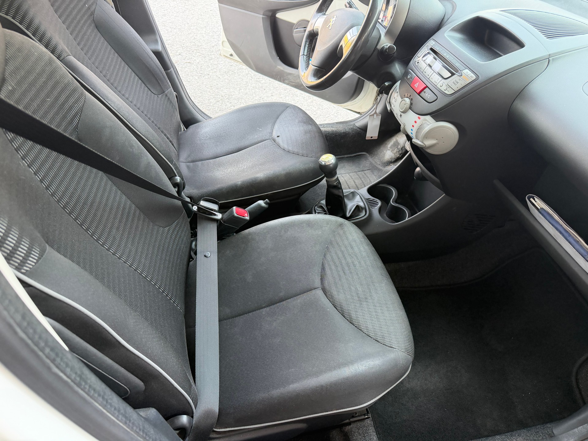 PEUGEOT 107 1.0 Swiss Edition-image-7