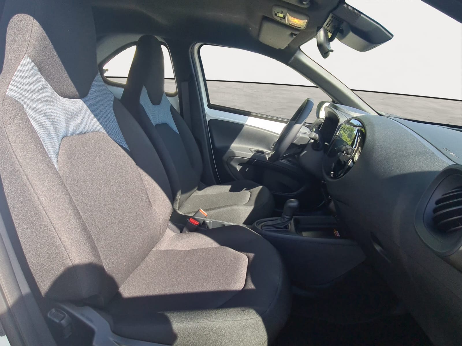 TOYOTA Aygo X 1.5 Comfort e-CVT-image-13