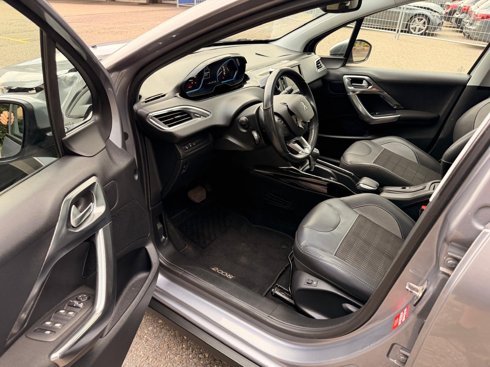 PEUGEOT 2008 1.2 PureTech Allure EAT6-image-8