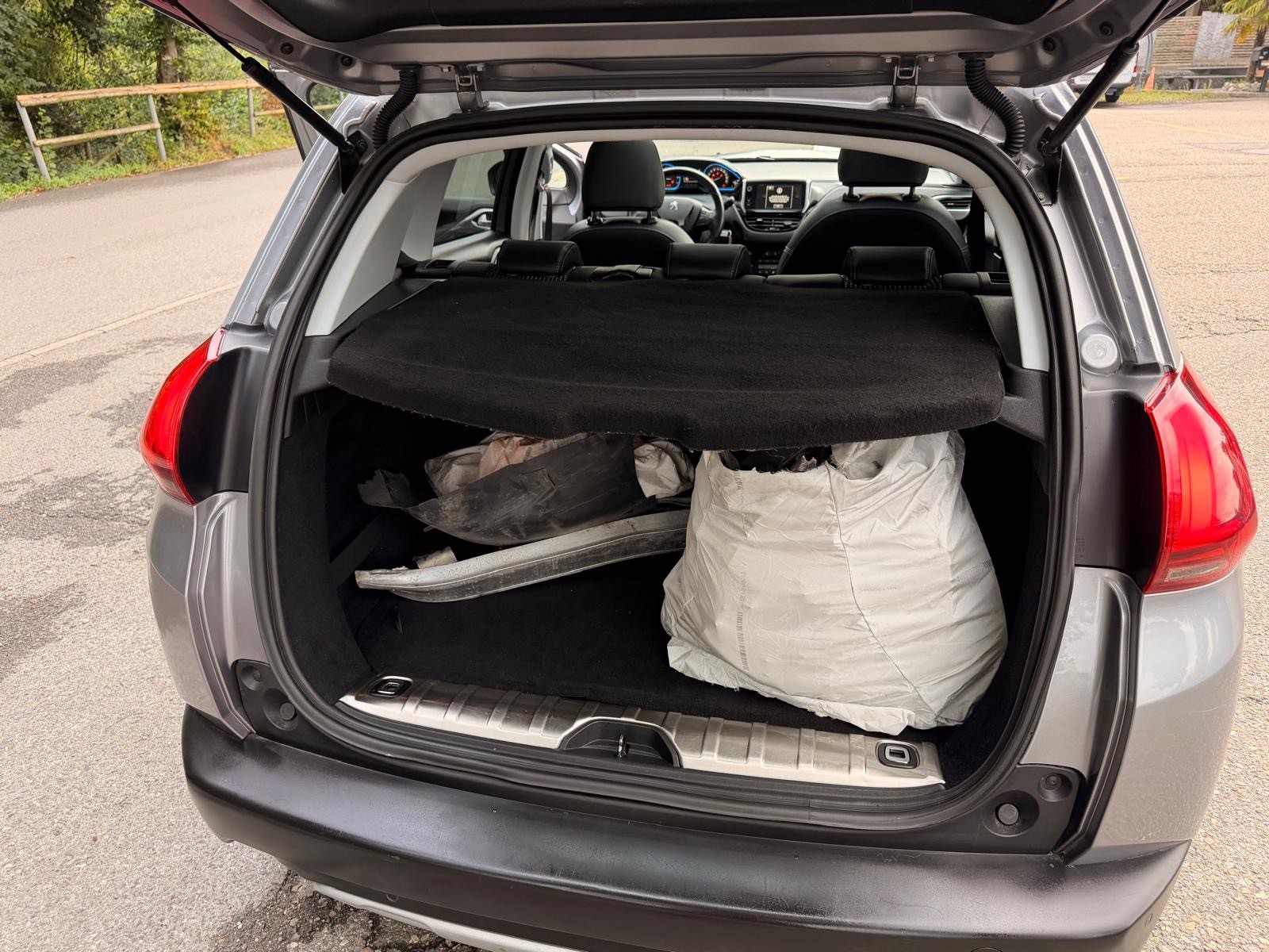 PEUGEOT 2008 1.2 PureTech Allure EAT6-image-10