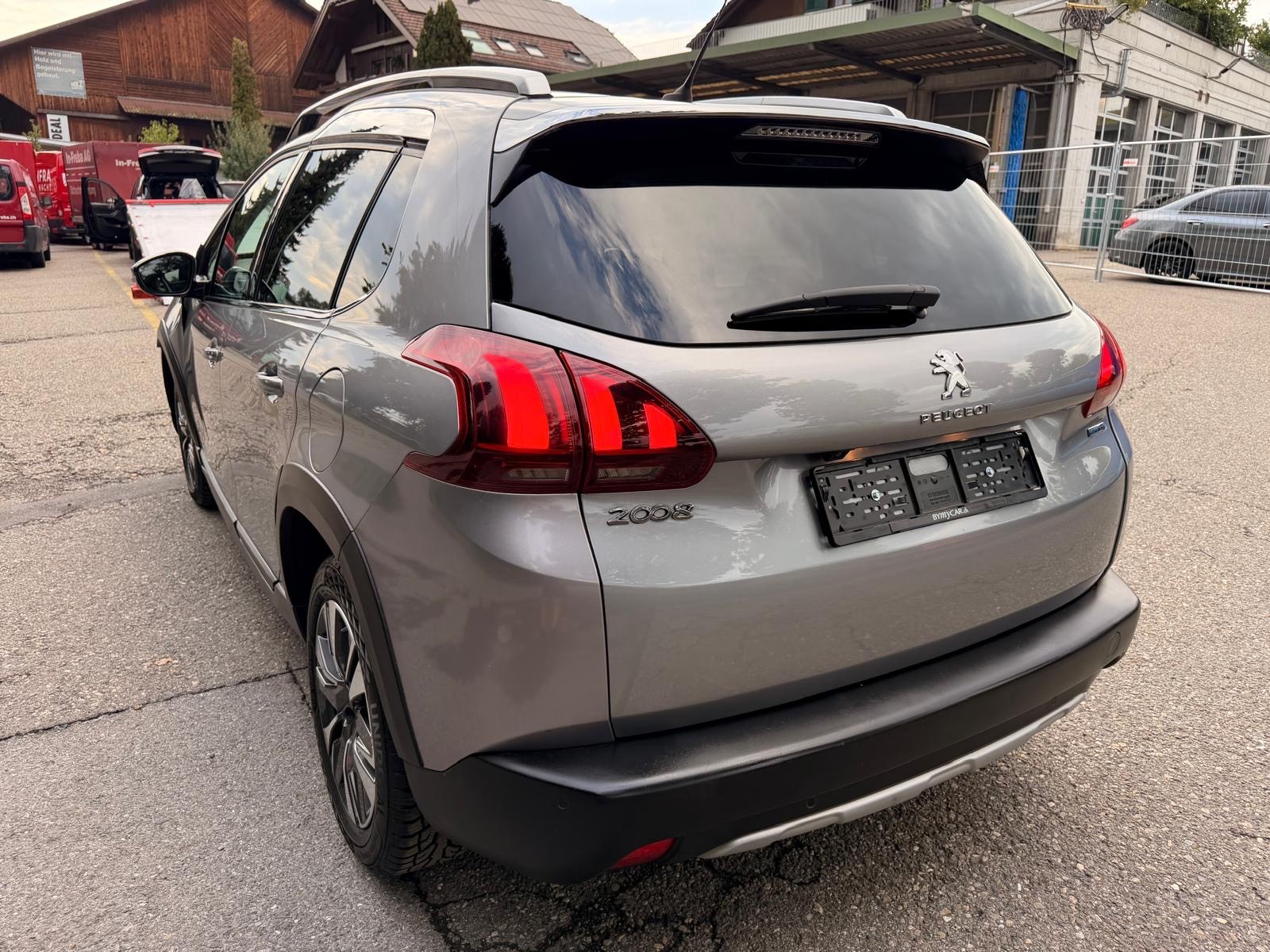 PEUGEOT 2008 1.2 PureTech Allure EAT6-image-3