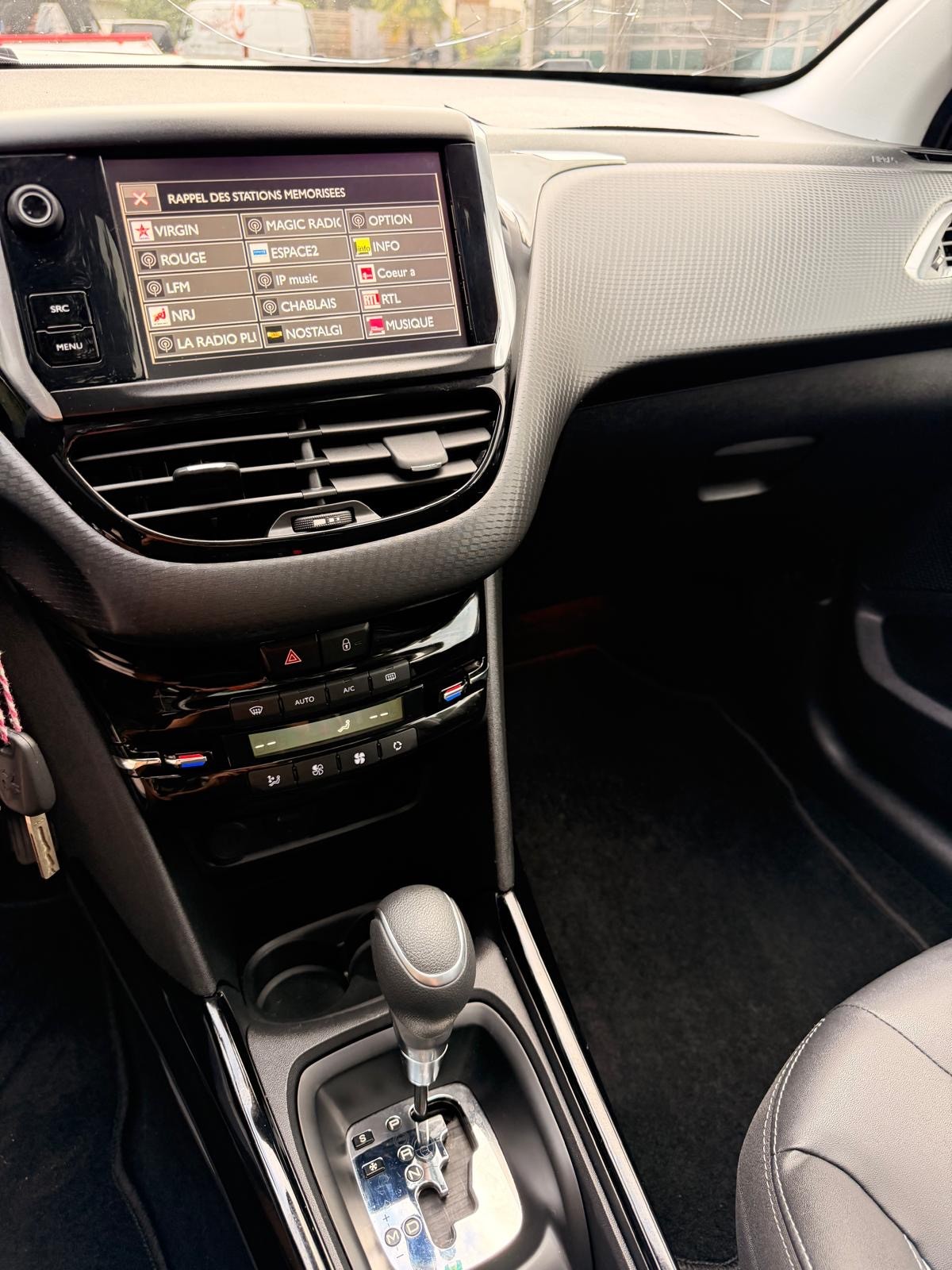 PEUGEOT 2008 1.2 PureTech Allure EAT6-image-14