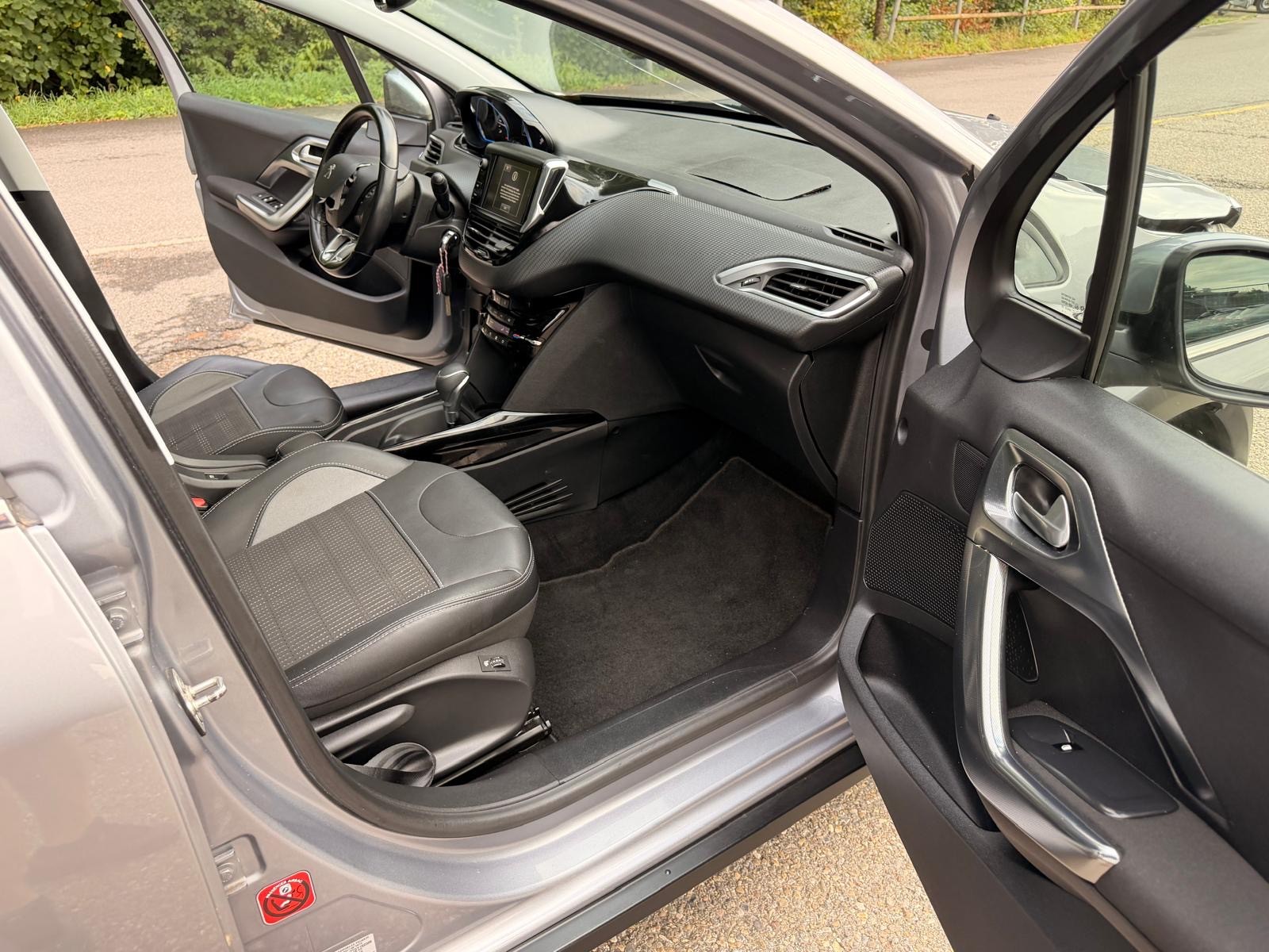 PEUGEOT 2008 1.2 PureTech Allure EAT6-image-12