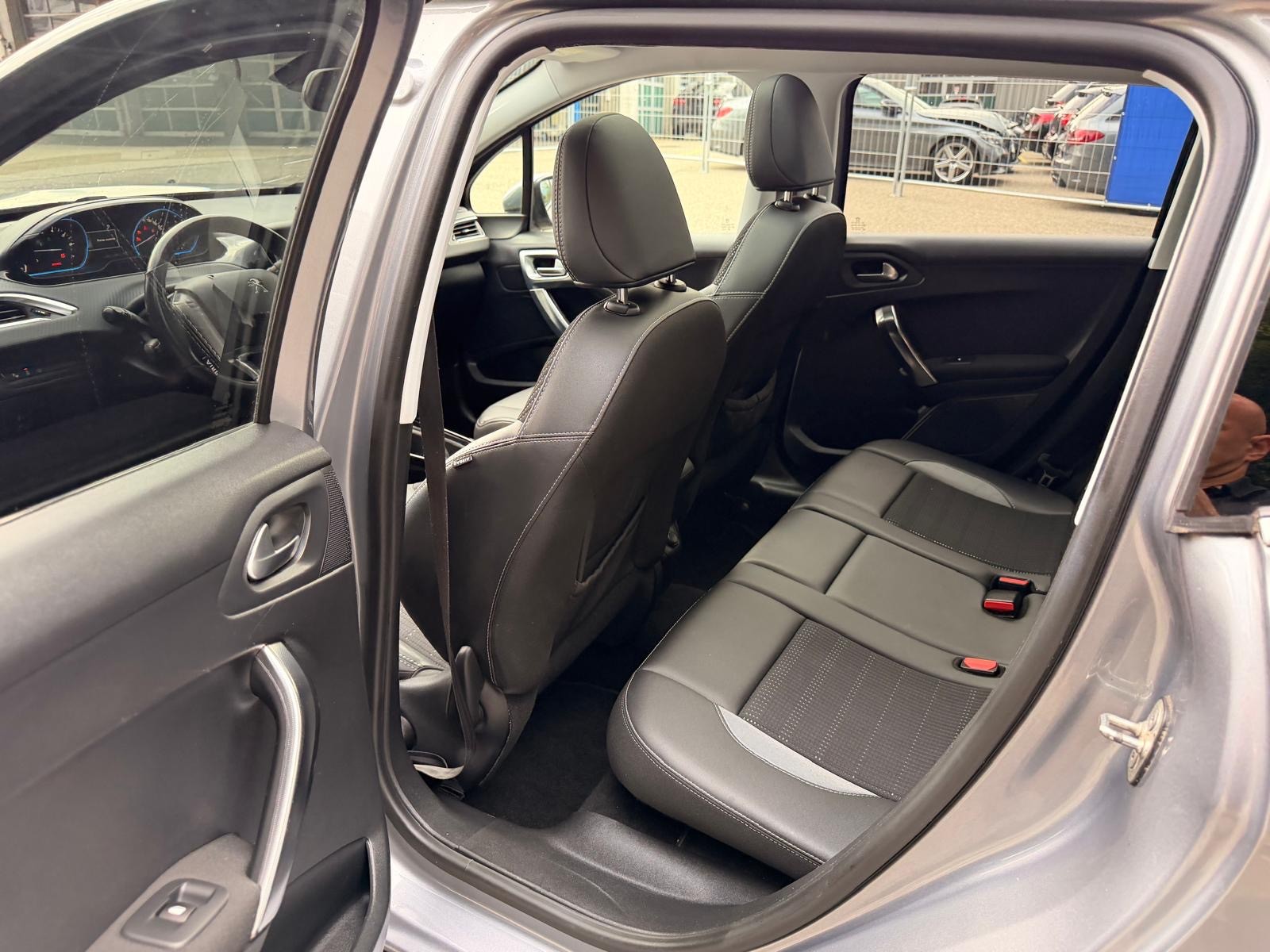 PEUGEOT 2008 1.2 PureTech Allure EAT6-image-9
