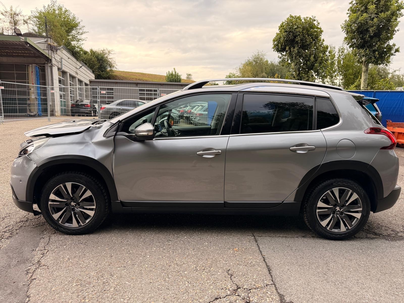 PEUGEOT 2008 1.2 PureTech Allure EAT6-image-4