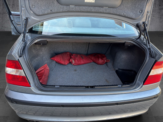 BMW 320i-image-11