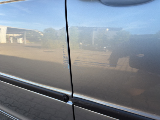 BMW 320i-image-13