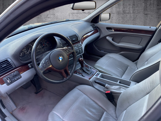 BMW 320i-image-5