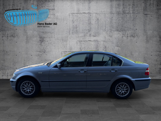 BMW 320i-image-2