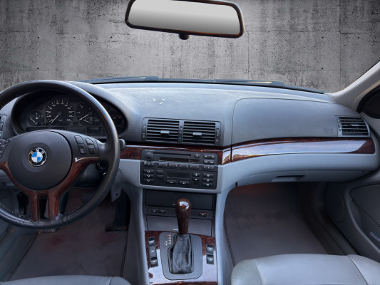 BMW 320i-image-8