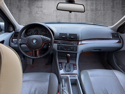 BMW 320i-image-7
