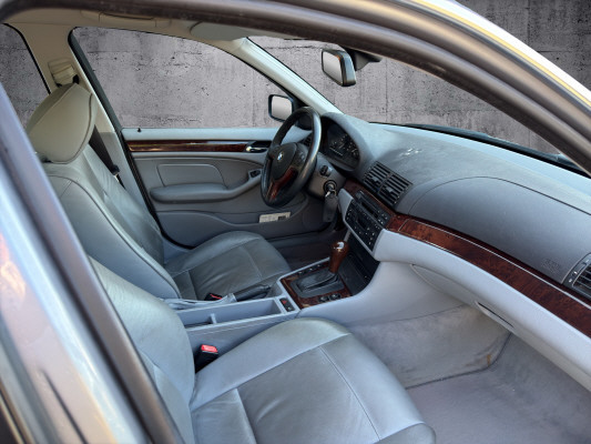 BMW 320i-image-6