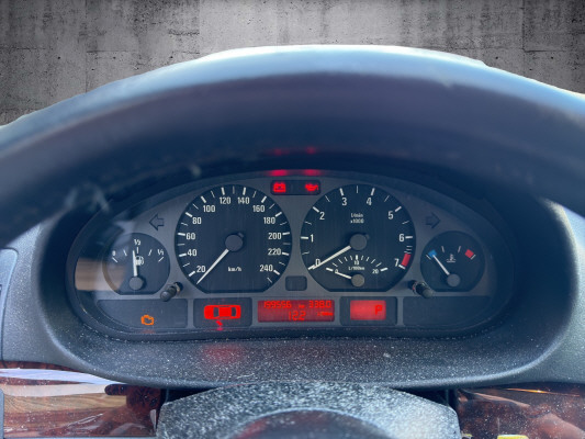 BMW 320i-image-9