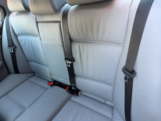 BMW 320i-image-10