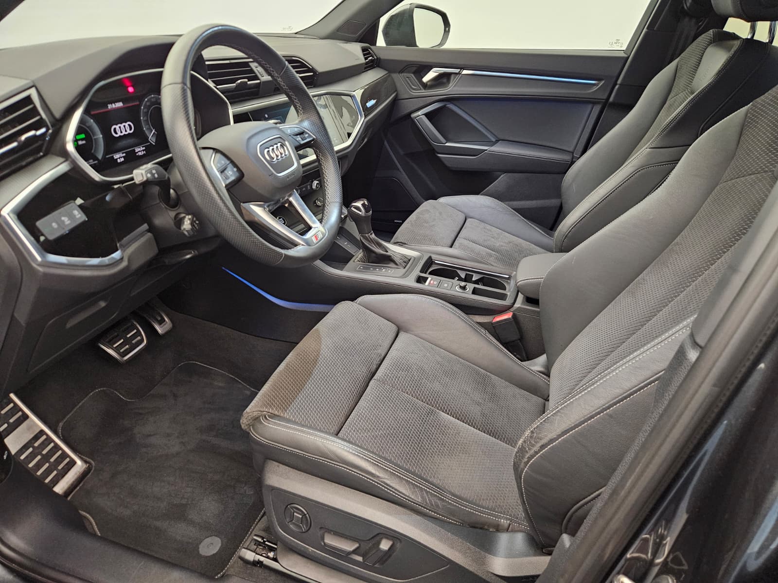 AUDI Q3 45 TFSI e S line S-tronic-image-11