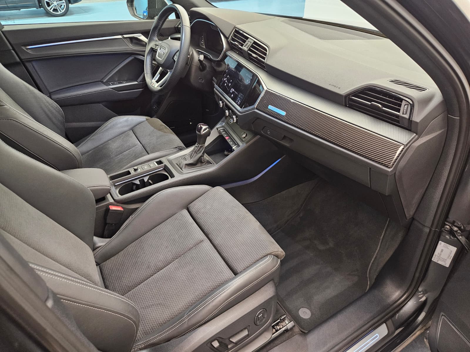 AUDI Q3 45 TFSI e S line S-tronic-image-12