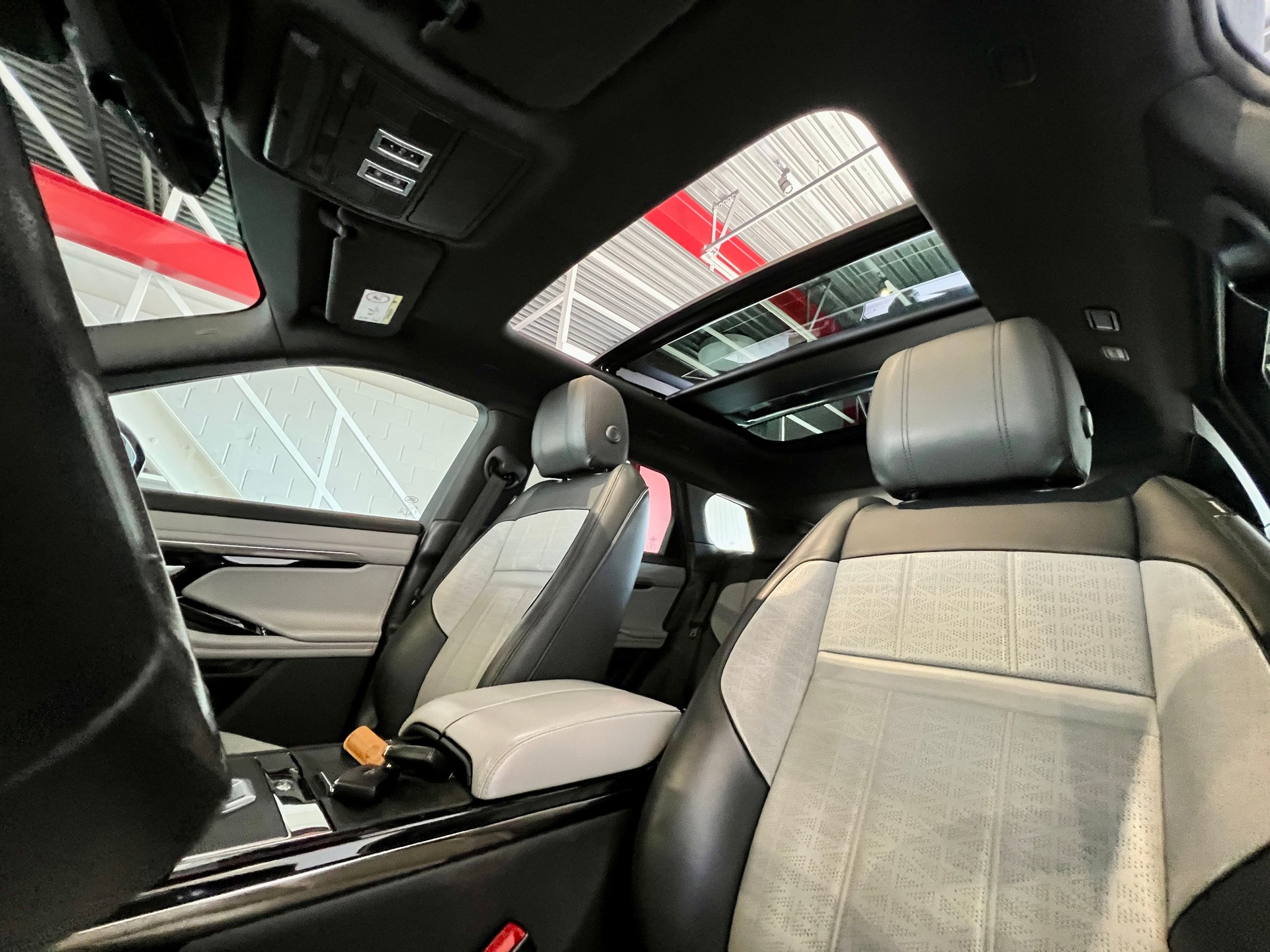 LAND ROVER Range Rover Evoque R-Dynamic P 300 HSE AT9-image-5