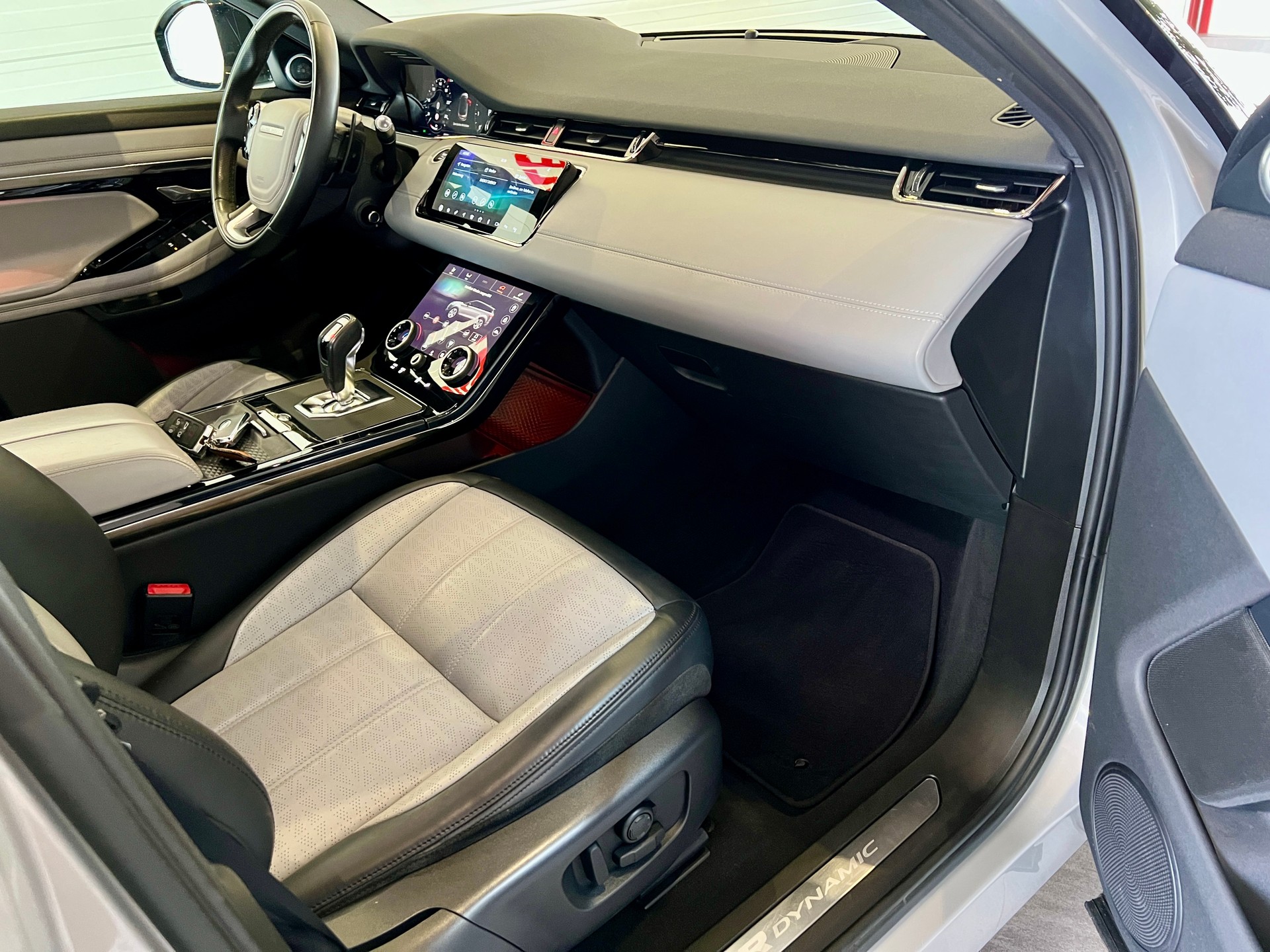LAND ROVER Range Rover Evoque R-Dynamic P 300 HSE AT9-image-6