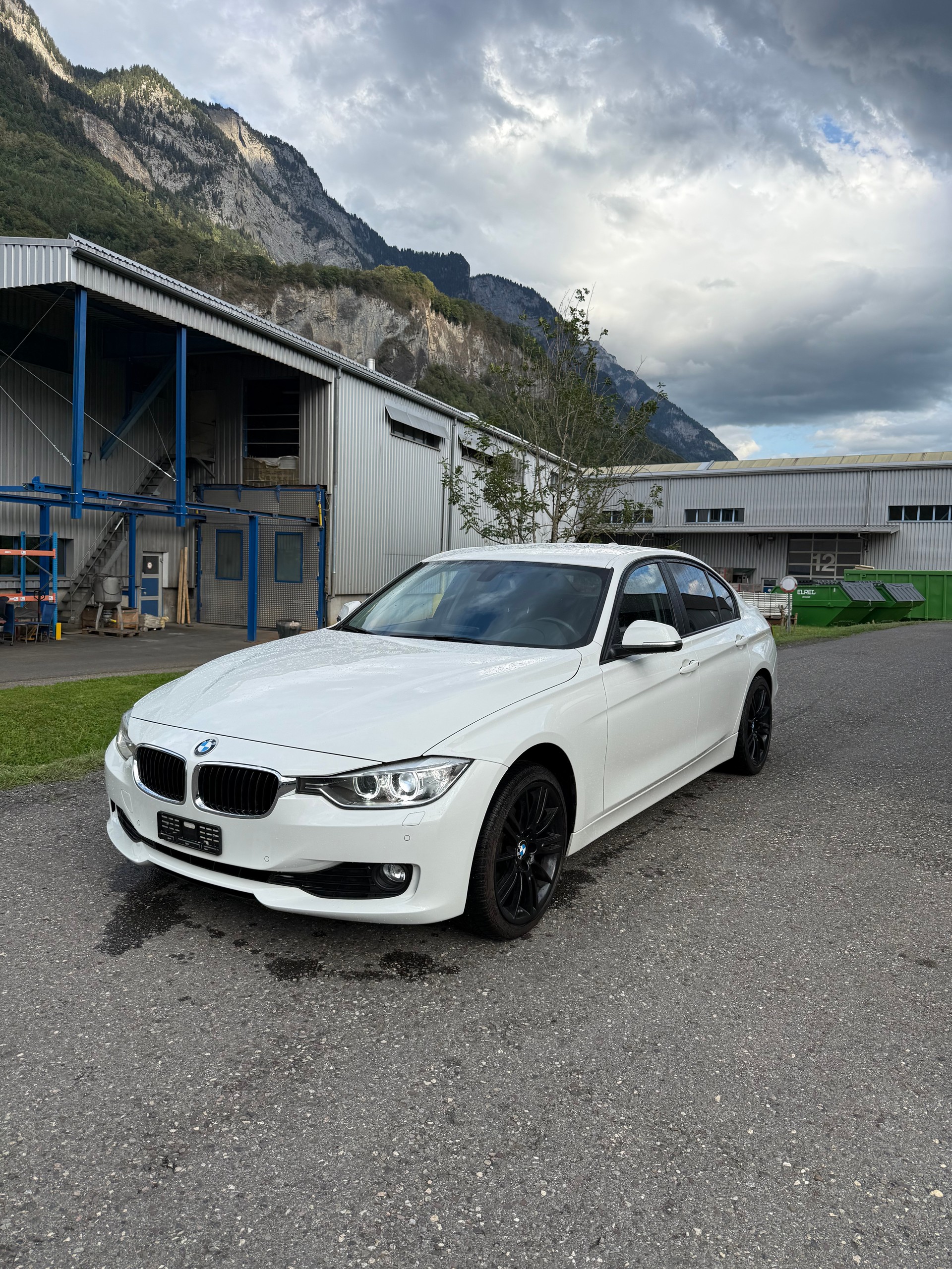 BMW 318d xDrive-showroom-element-2
