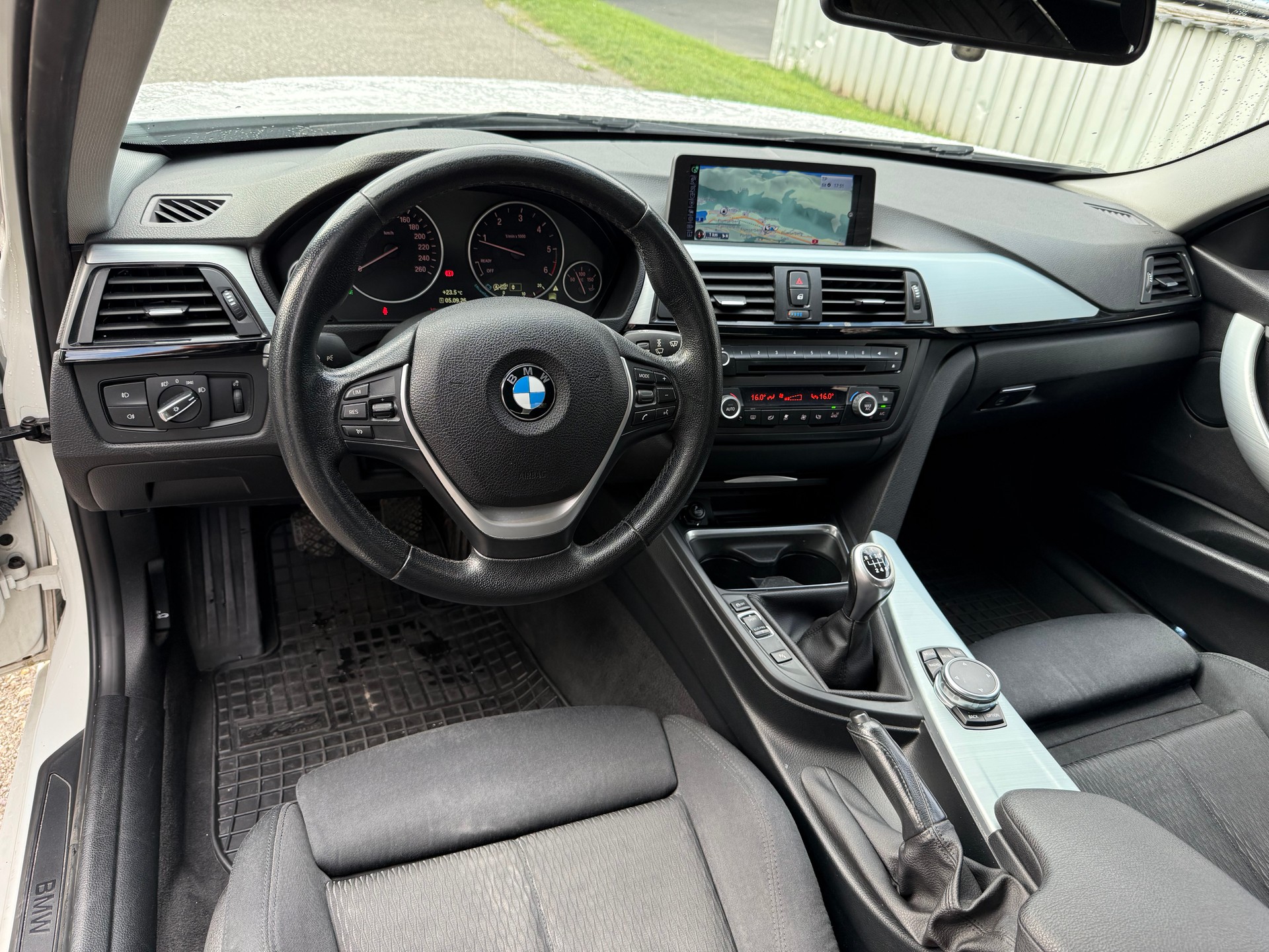 BMW 318d xDrive-image-4