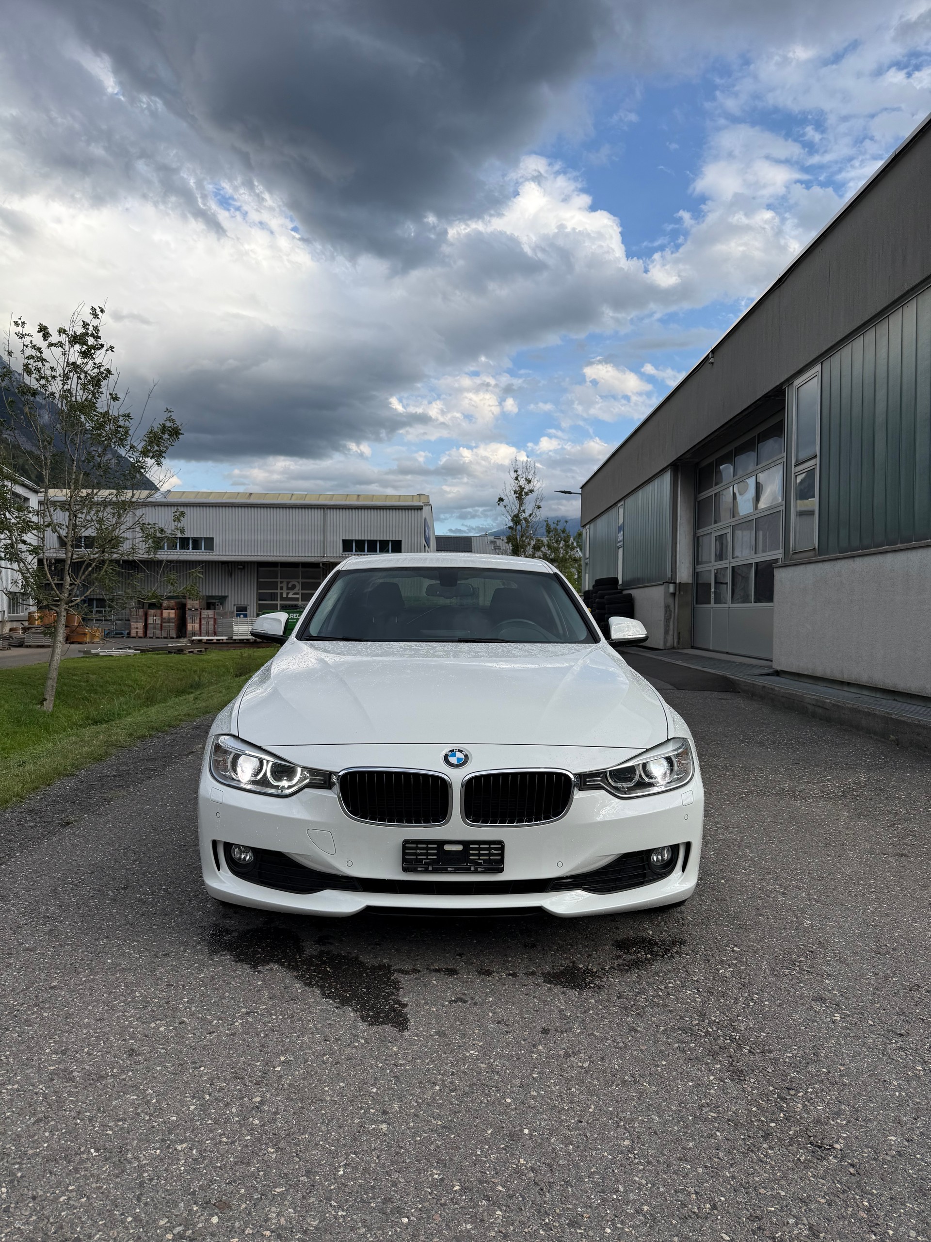 BMW 318d xDrive-showroom-element-3