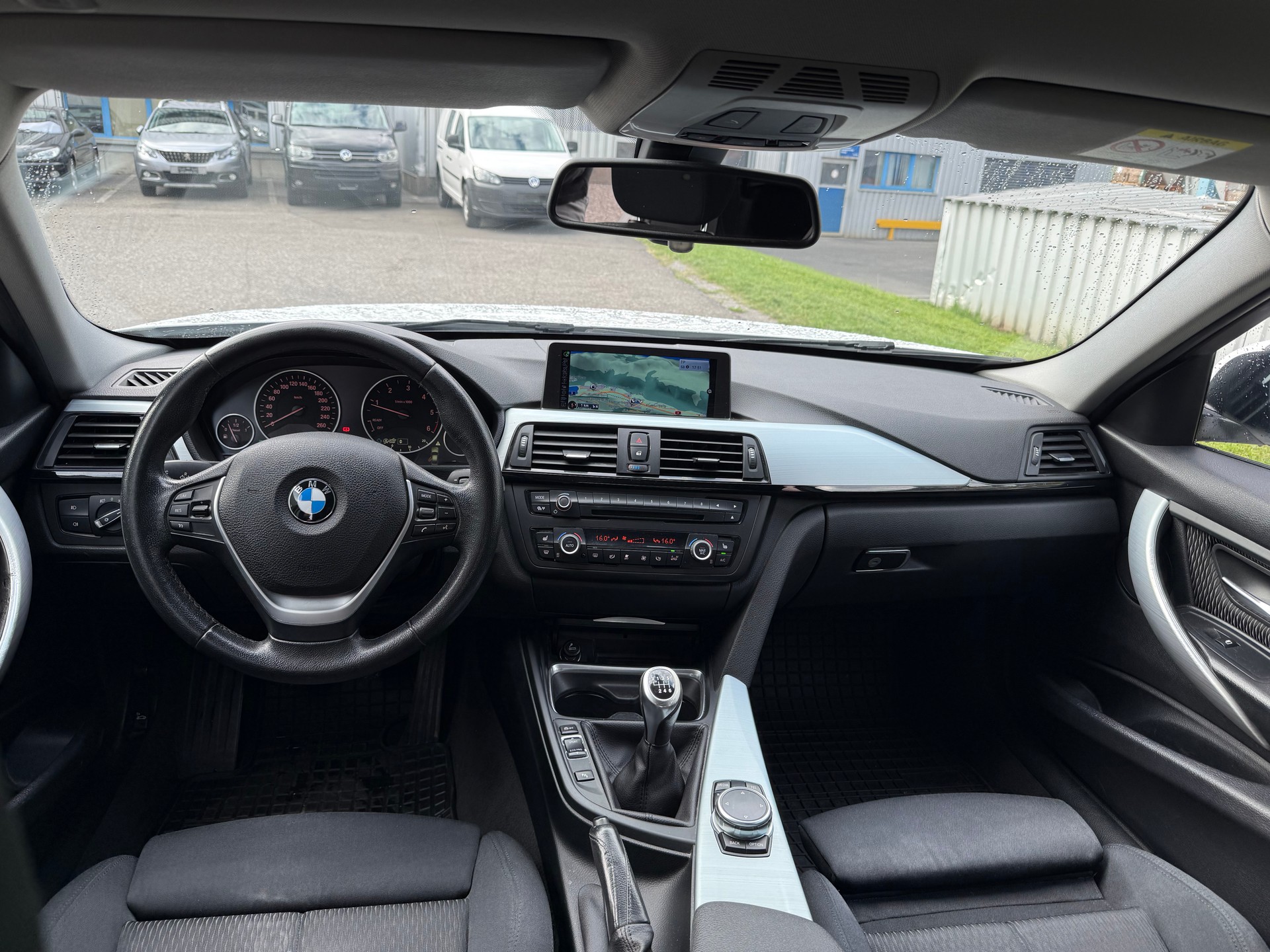 BMW 318d xDrive-image-5