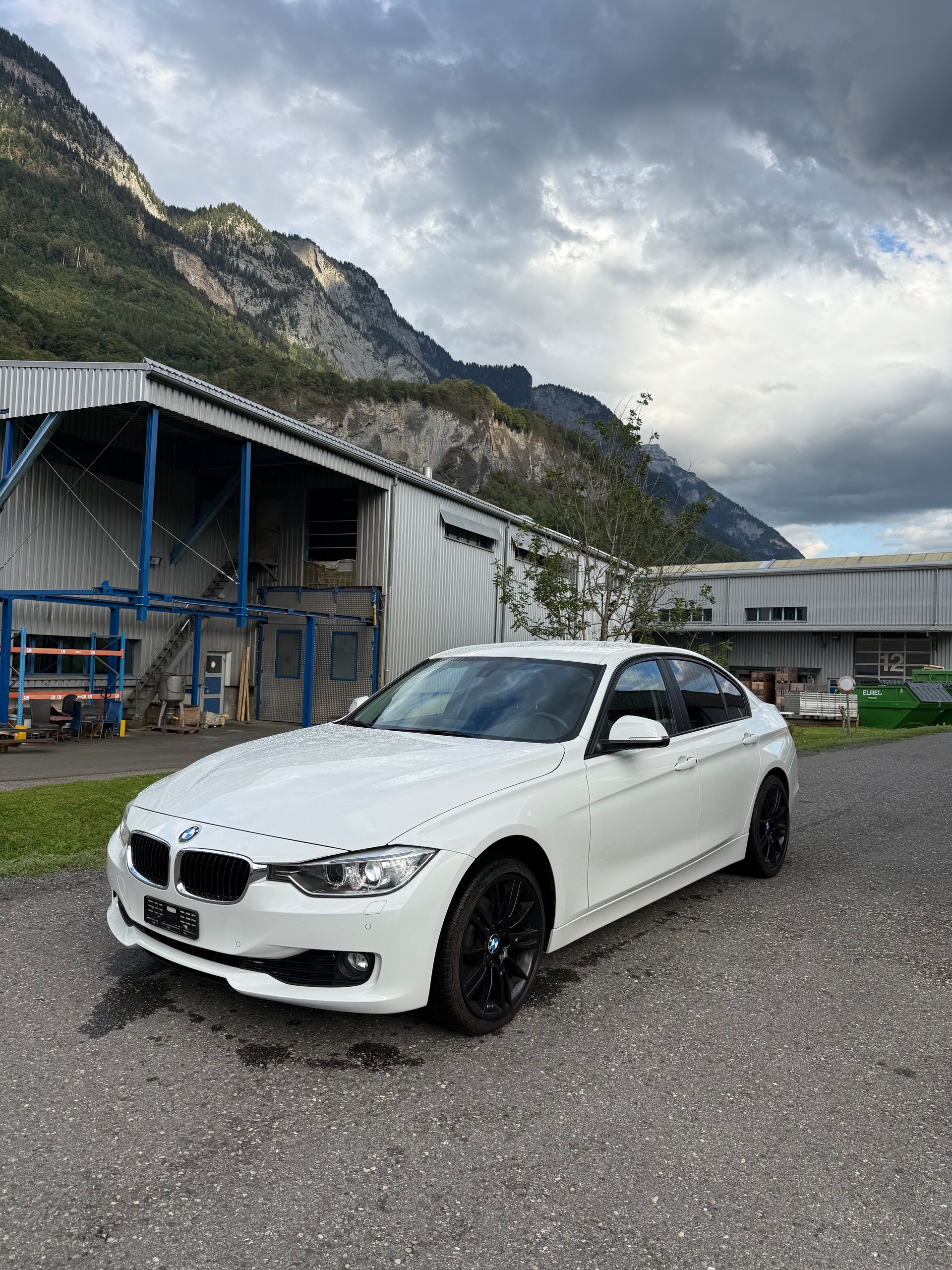 BMW 318d xDrive-showroom-element-1