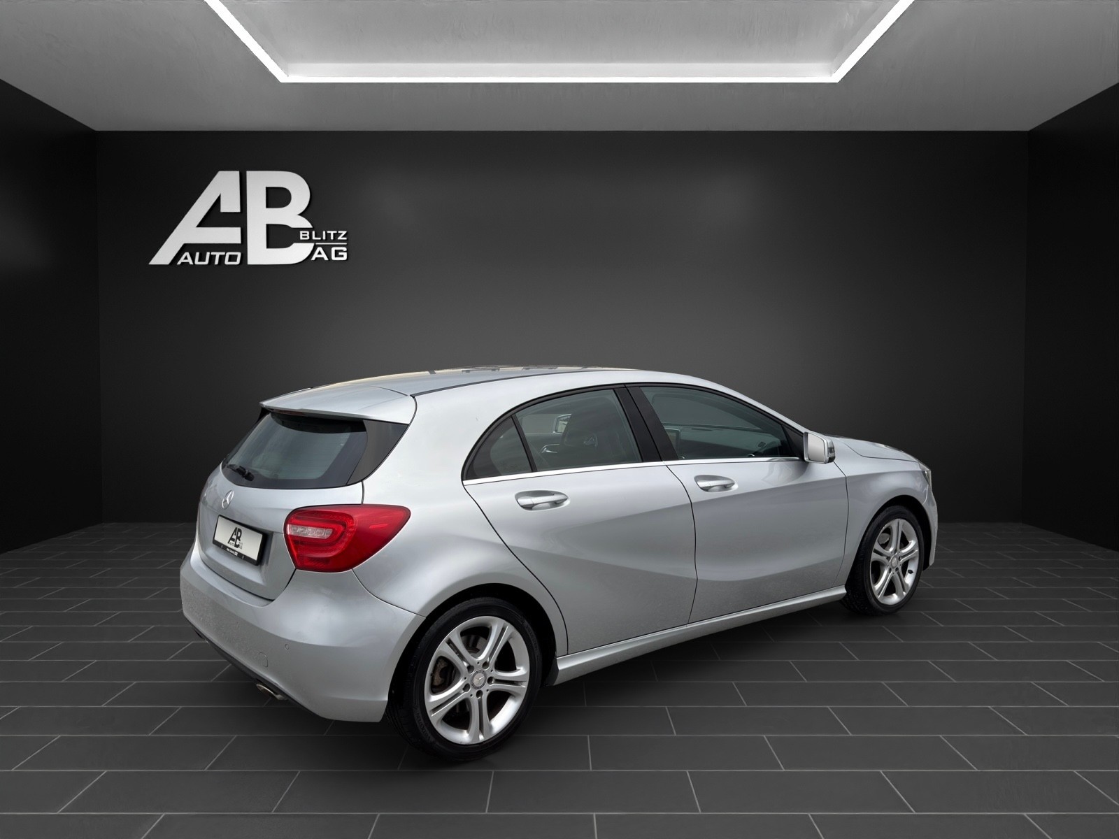 MERCEDES-BENZ A 200 CDI Urban 4Matic 7G-DCT-image-4