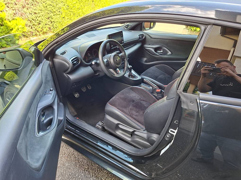 TOYOTA Yaris 1.6 GR Sport-image-2