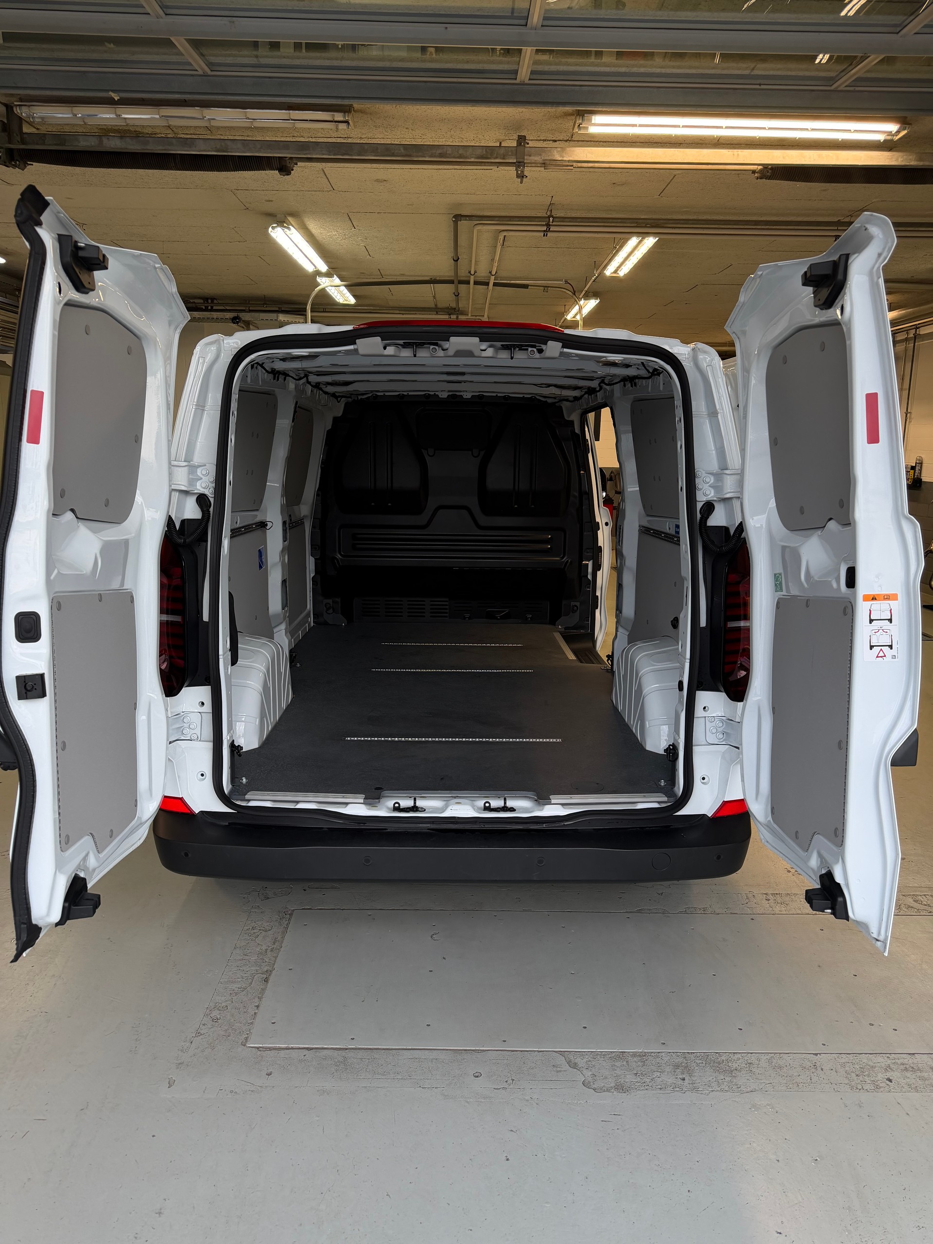 VW Transporter 2.0 TDI Lang-image-7