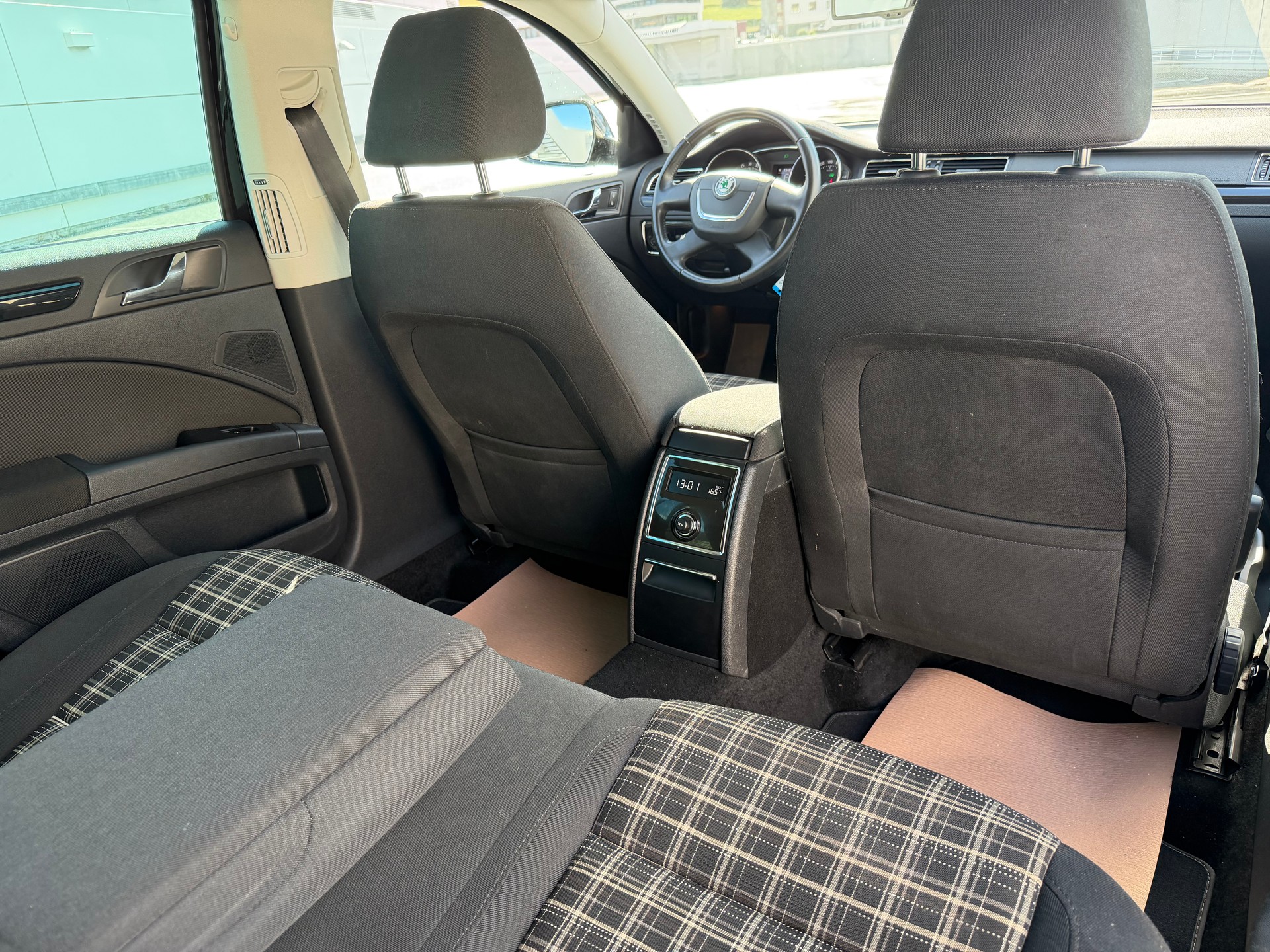 SKODA Superb Combi 2.0 TDi Family DSG-image-17