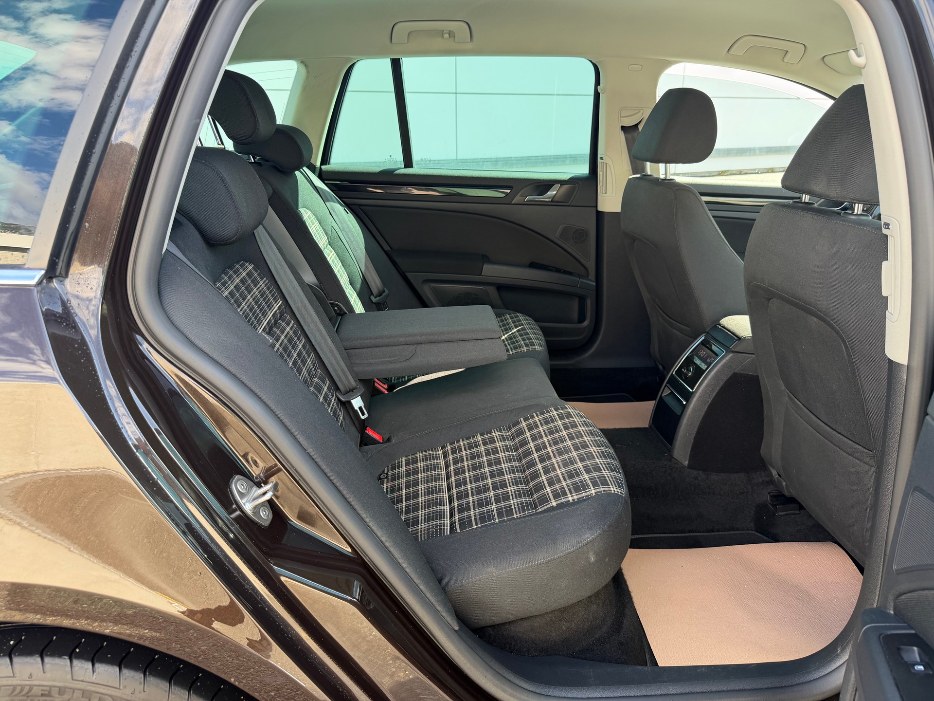 SKODA Superb Combi 2.0 TDi Family DSG-image-16
