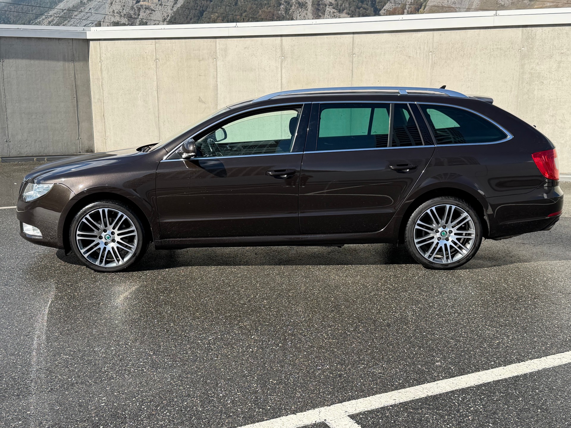 SKODA Superb Combi 2.0 TDi Family DSG-image-2