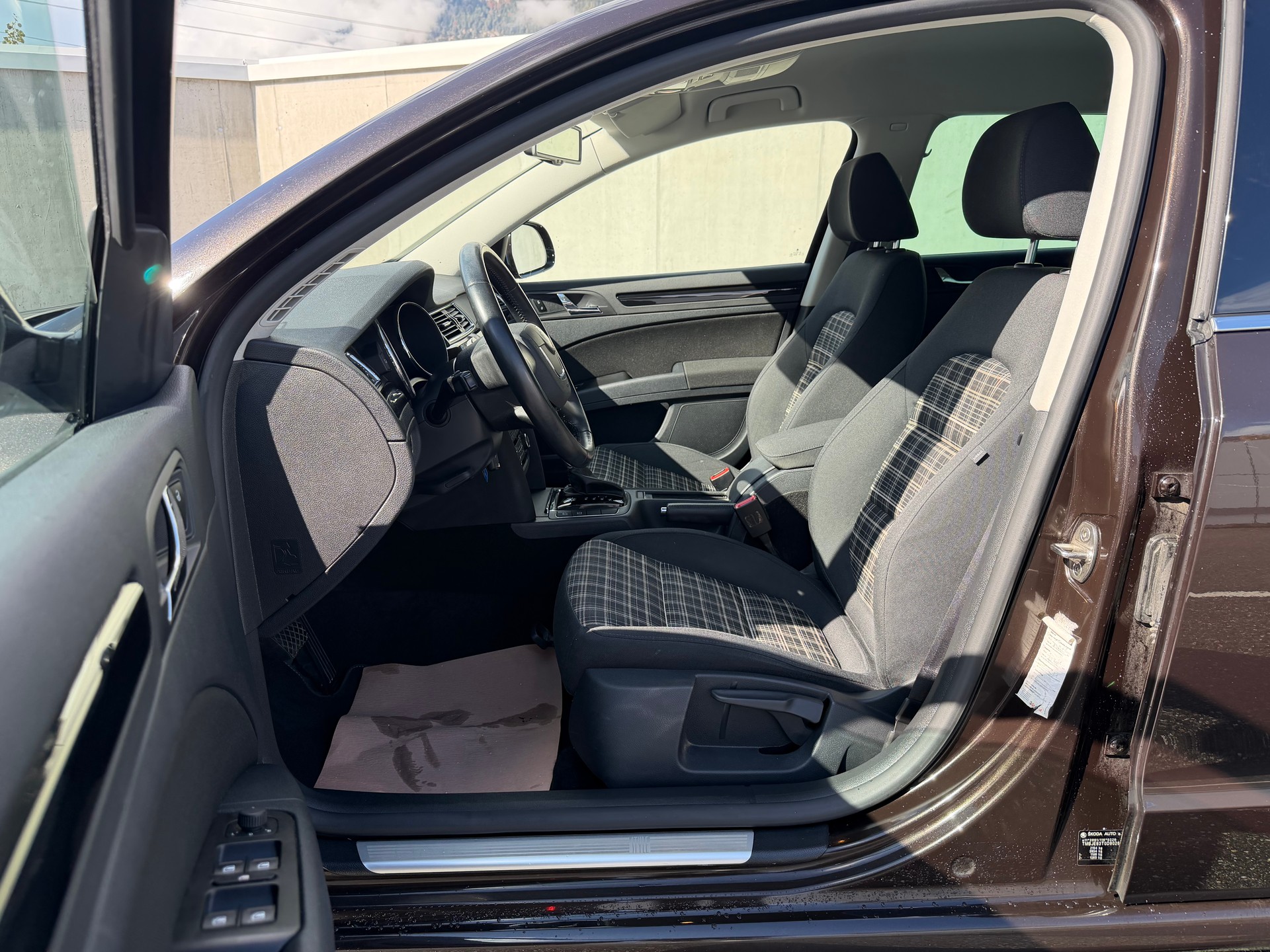 SKODA Superb Combi 2.0 TDi Family DSG-image-13