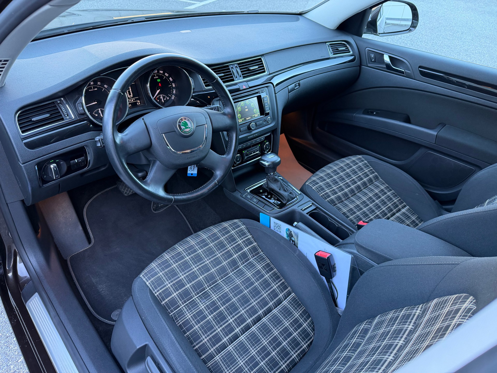 SKODA Superb Combi 2.0 TDi Family DSG-image-13