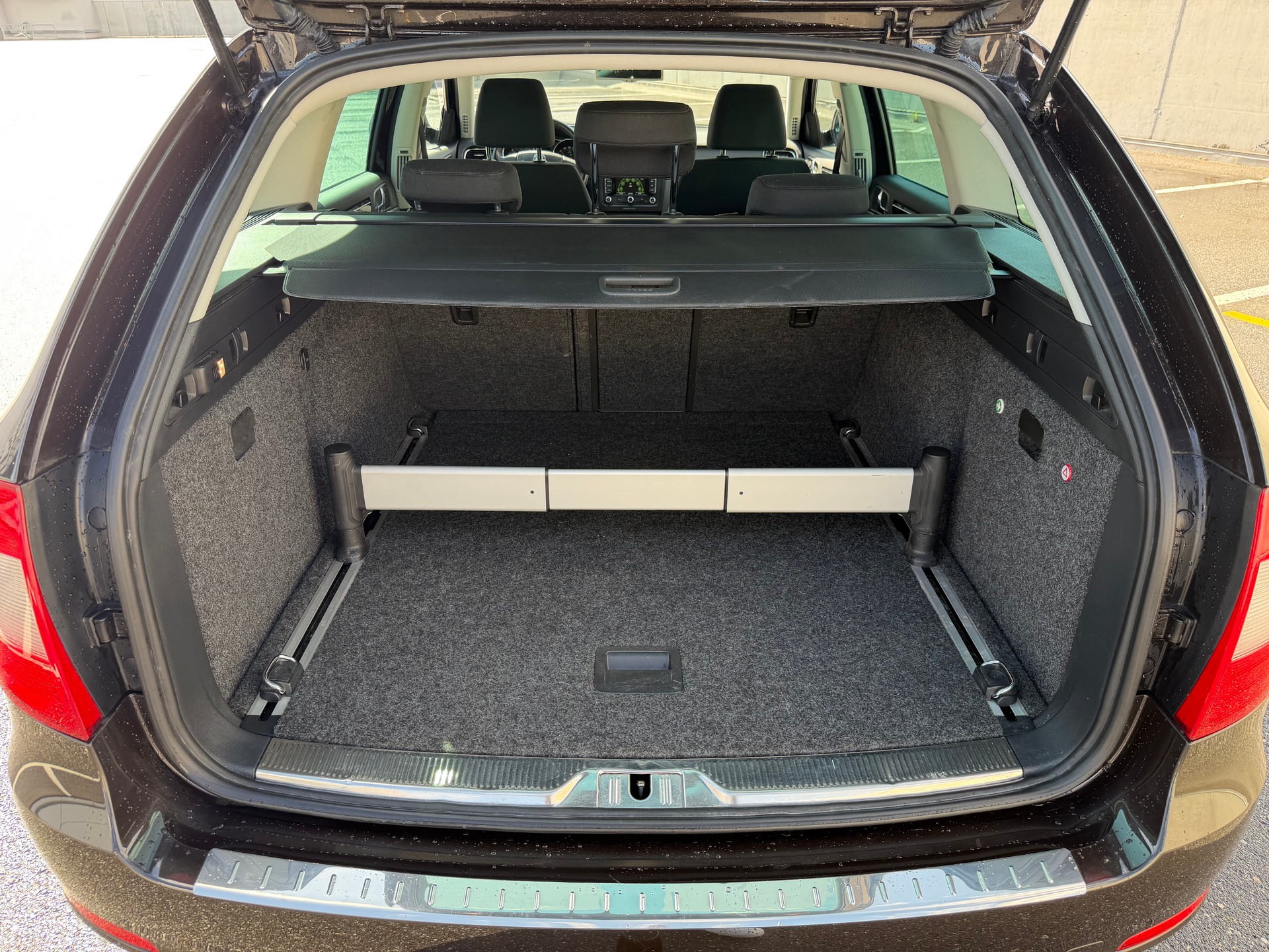 SKODA Superb Combi 2.0 TDi Family DSG-image-15