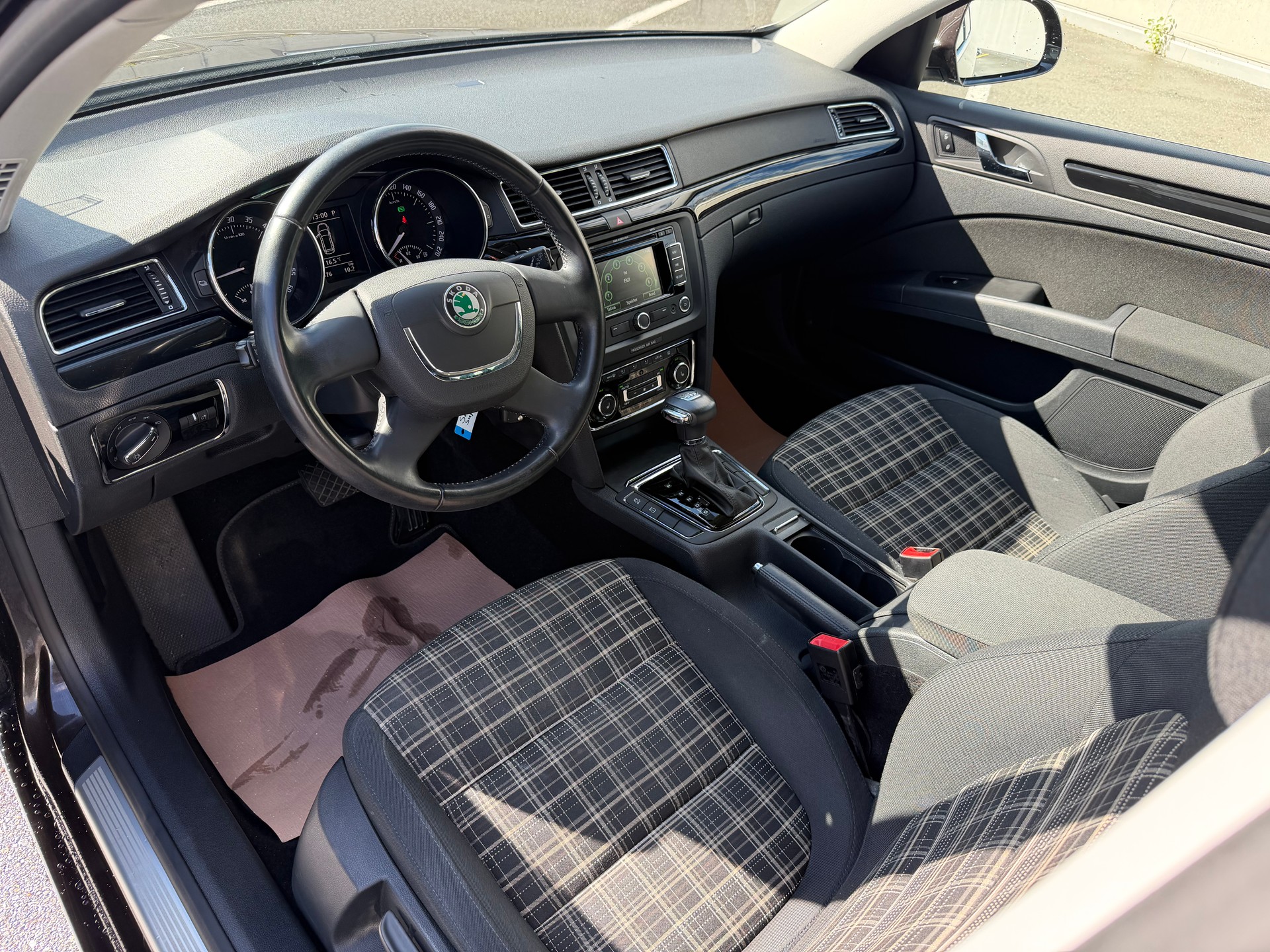 SKODA Superb Combi 2.0 TDi Family DSG-image-12