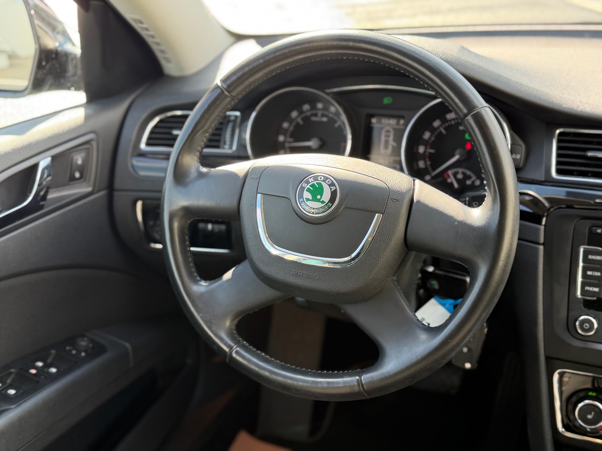 SKODA Superb Combi 2.0 TDi Family DSG-image-19
