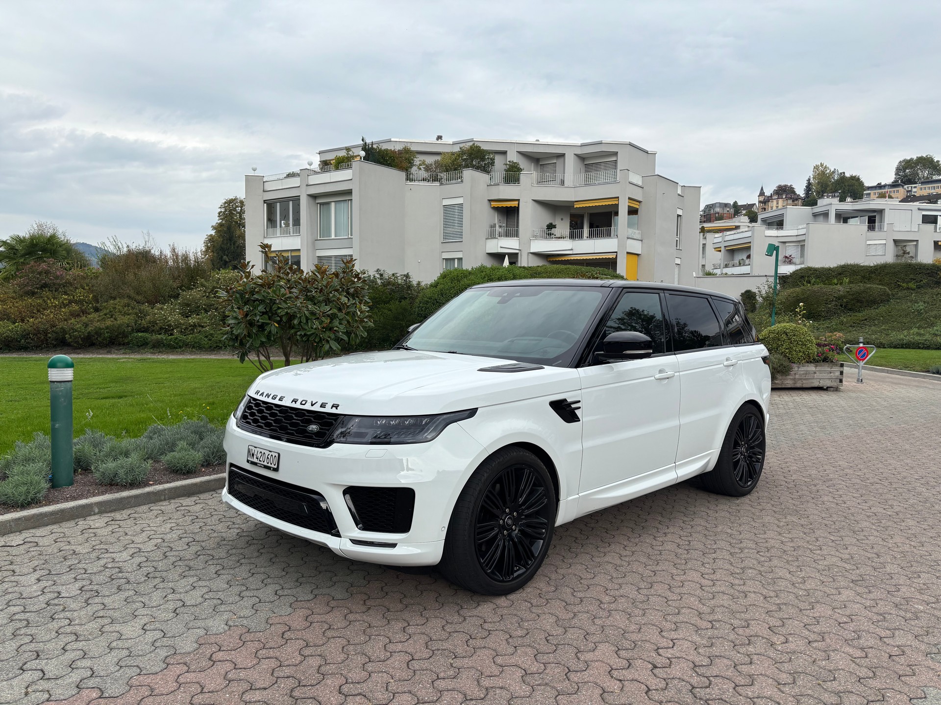 LAND ROVER 3.0 I6D HSE Dynamic-image-2