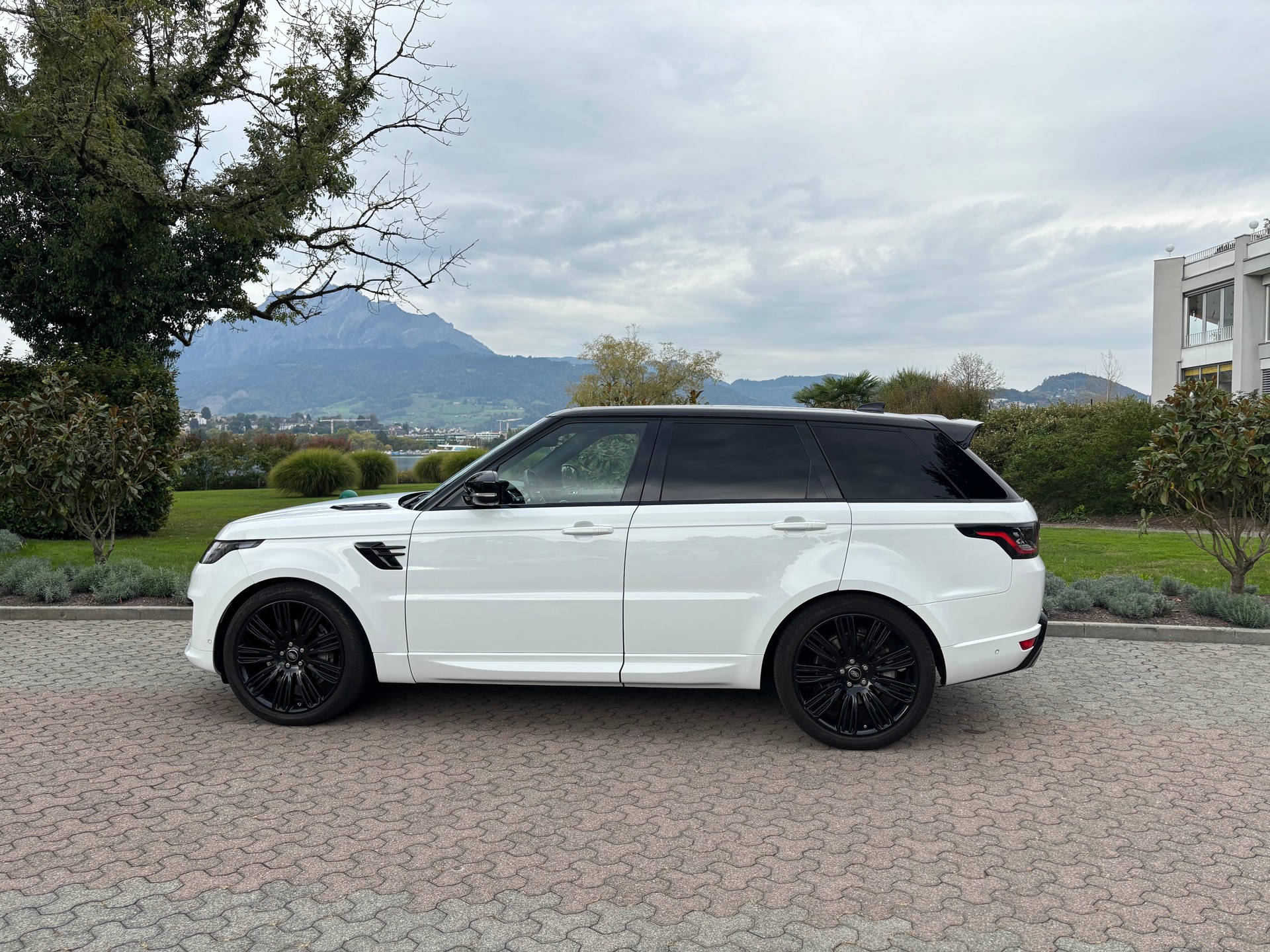 LAND ROVER 3.0 I6D HSE Dynamic-image-0
