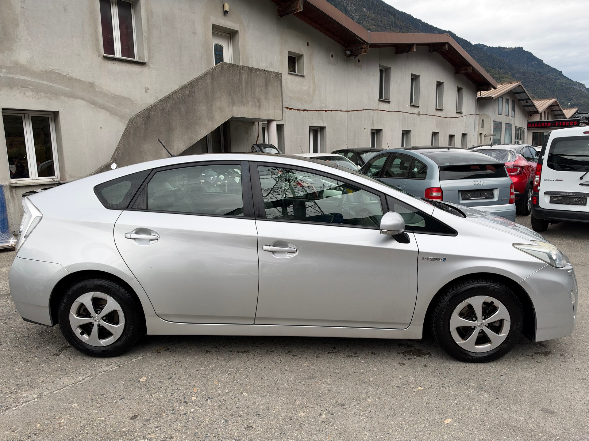 TOYOTA Prius 1.8 16V HSD Sol-image-4