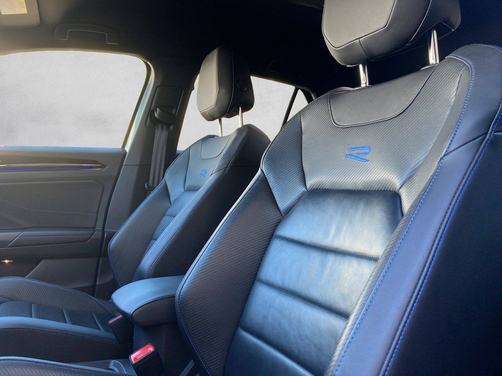 VW T-Roc 2.0 TSI R DSG 4Motion-image-8