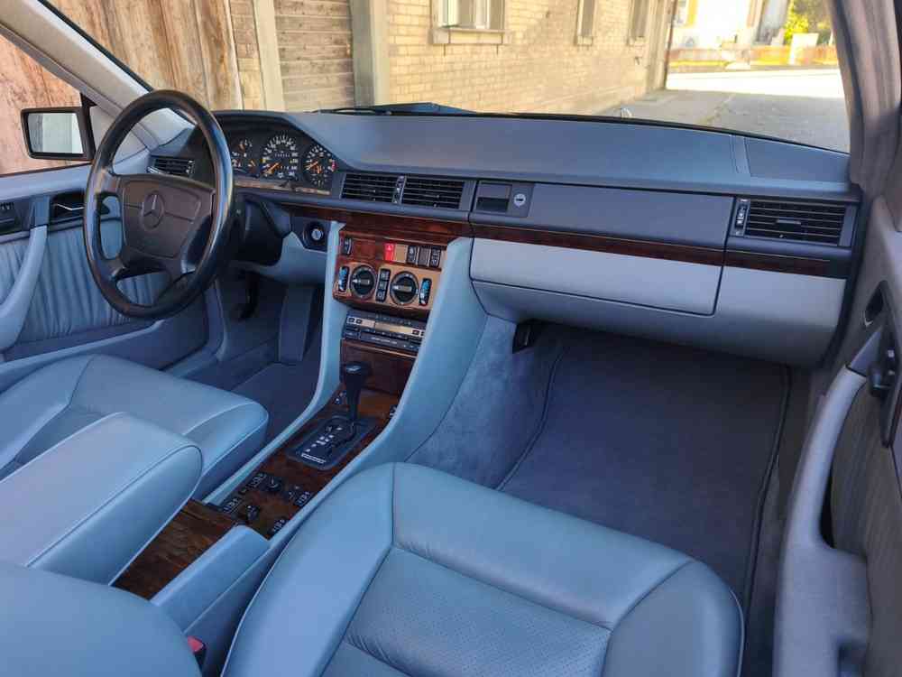 MERCEDES-BENZ 300 CE-24 Cabrio-image-11