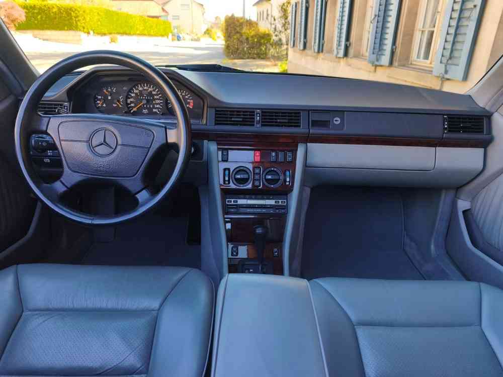 MERCEDES-BENZ 300 CE-24 Cabrio-image-9