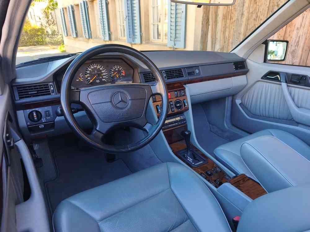 MERCEDES-BENZ 300 CE-24 Cabrio-image-10