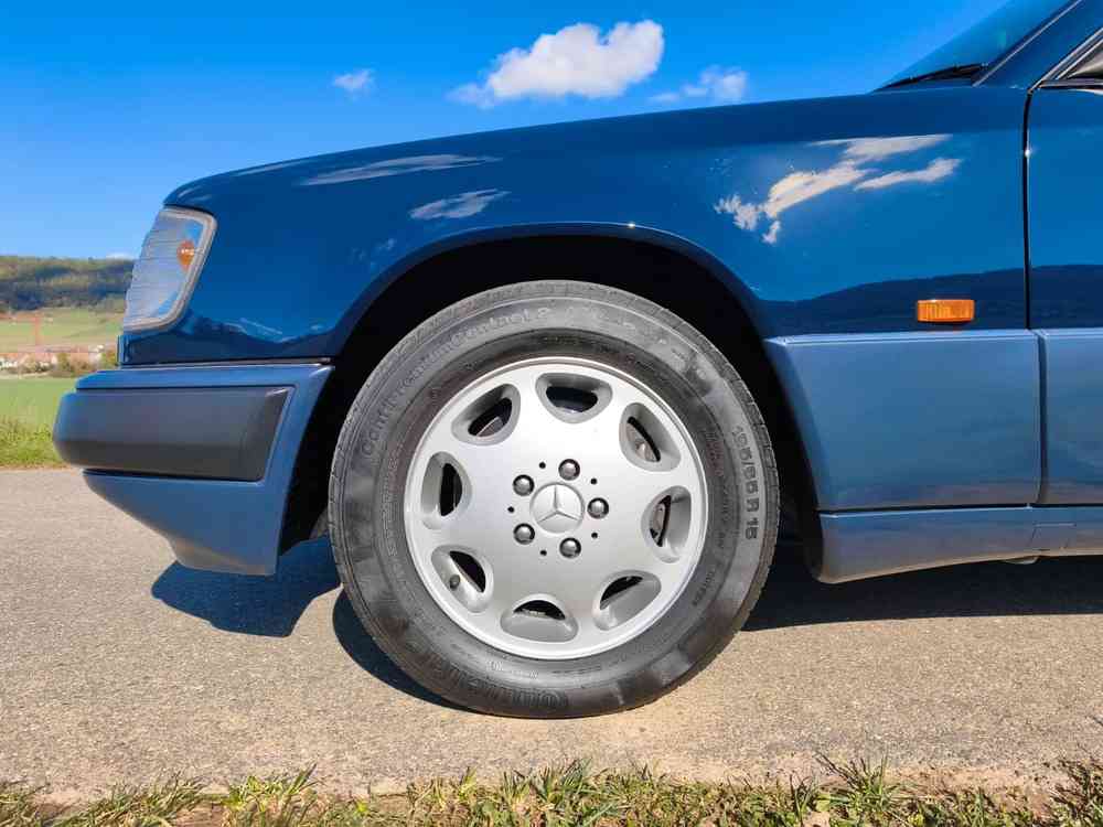 MERCEDES-BENZ 300 CE-24 Cabrio-image-14