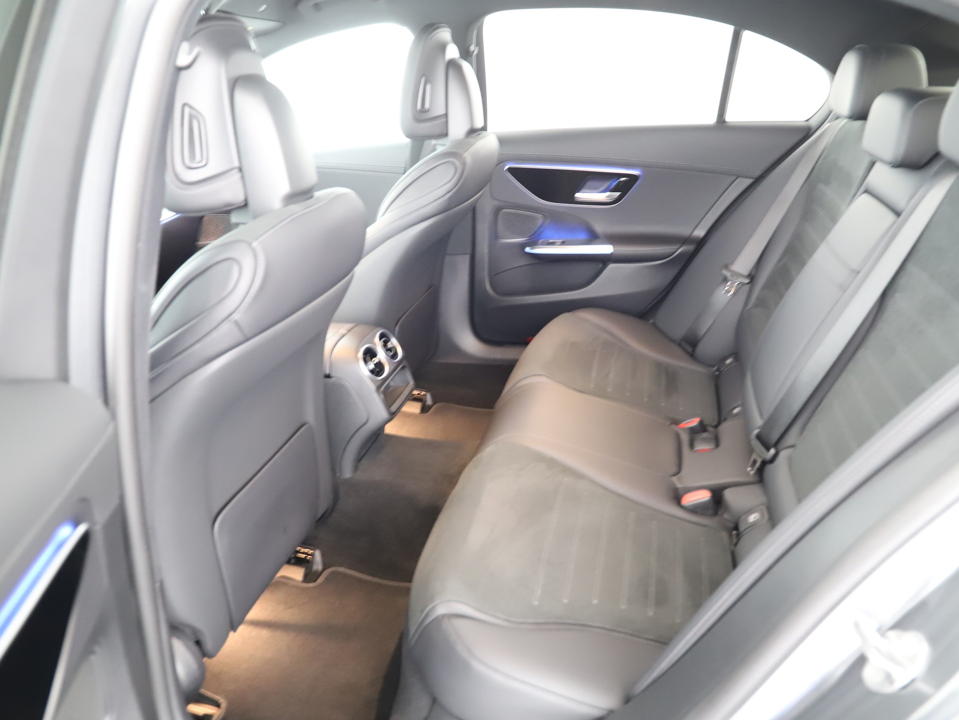 MERCEDES-BENZ C 300e 4 Matic-image-12