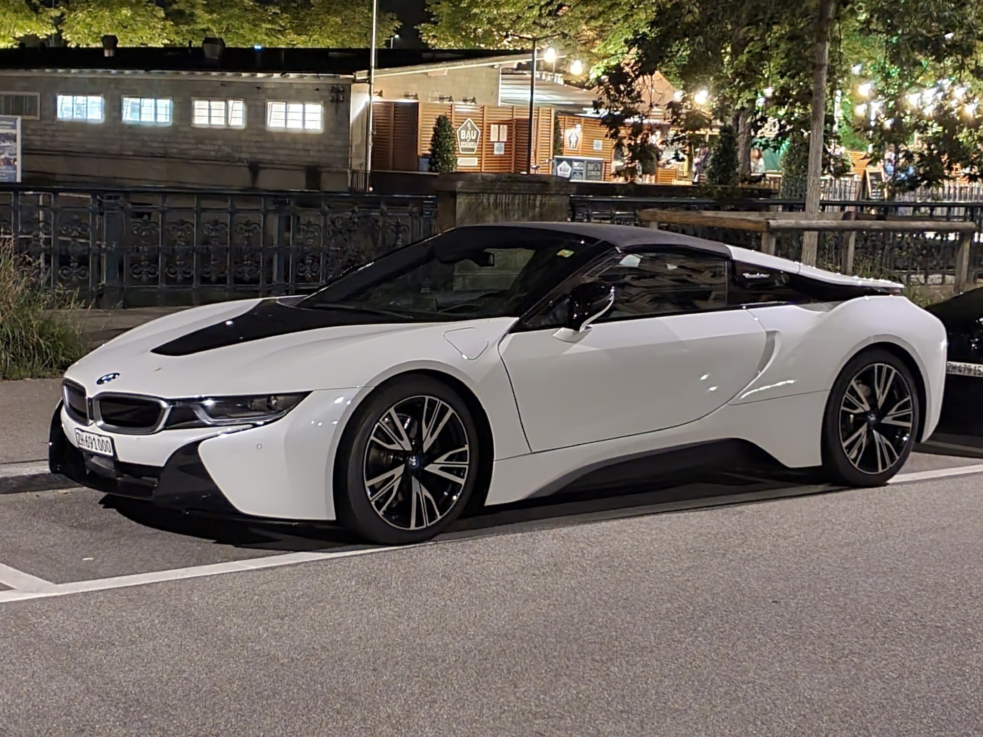 BMW i8 Roadster-image-3