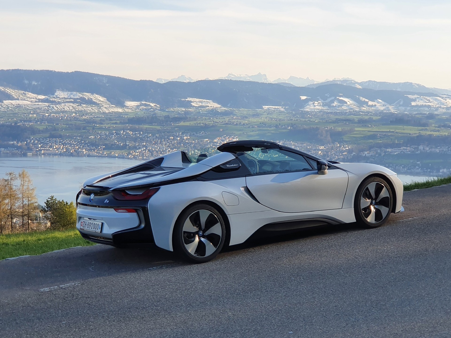 BMW i8 Roadster-image-2