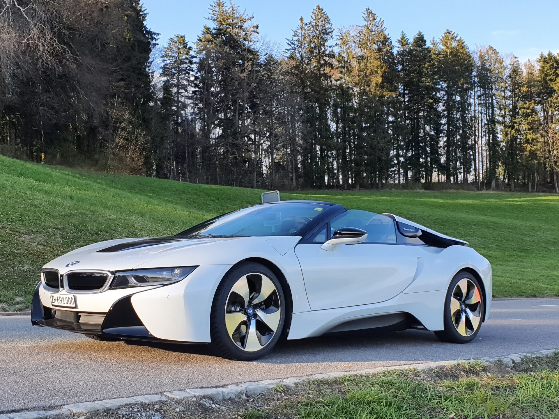 BMW i8 Roadster-image-13